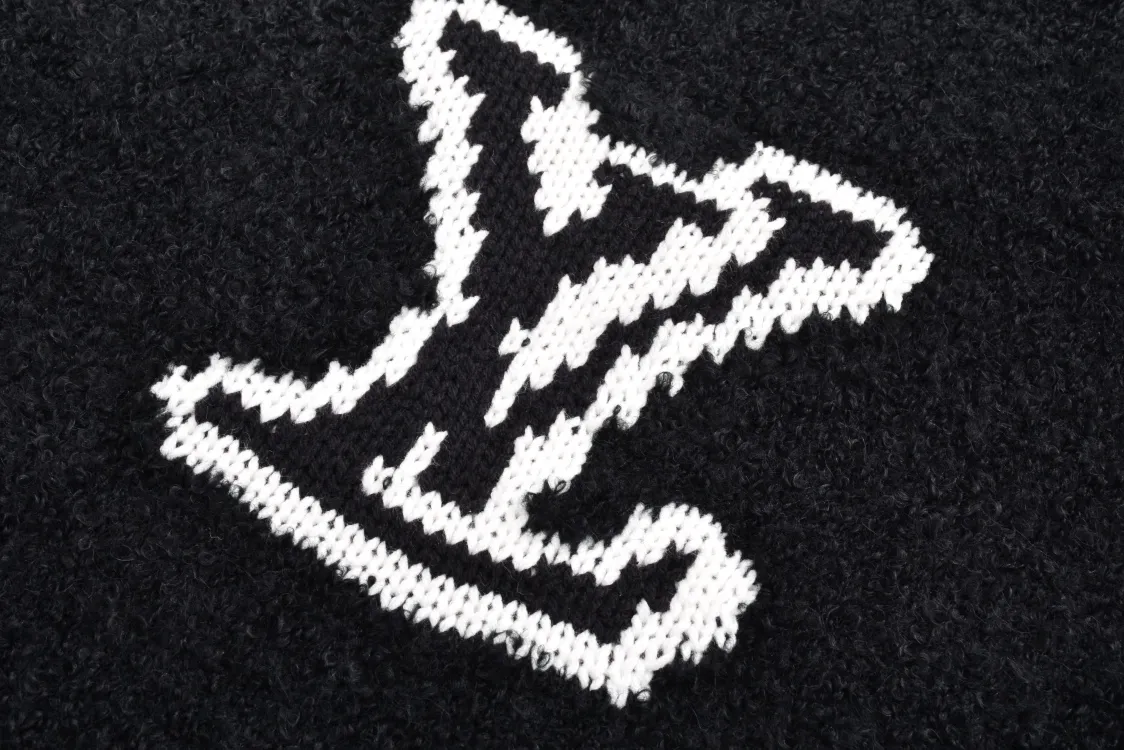 🅿️500 1v 23FW mirror logo intarsia sweater (pure black) originally purchased for 10,900, new color in 23 years, custom-woven and dyed sheep wool 55%, yak hair 21% nylon 20% Spandex 4% wool loop yarn, pure black loop yarn has high ductility and good elasticity. It is different from the non-elastic version on the market. The special washing process is very soft and skin-friendly. It is a 3-needle knitting process. The thickness of each stitch of the intarsia on the clothes logo is consistent with the original. The back logo is a mirror intarsia. The upper body is skin-friendly and versatile. Wear it in front of others. It is an autumn and winter item with strength. Size:S-M-L